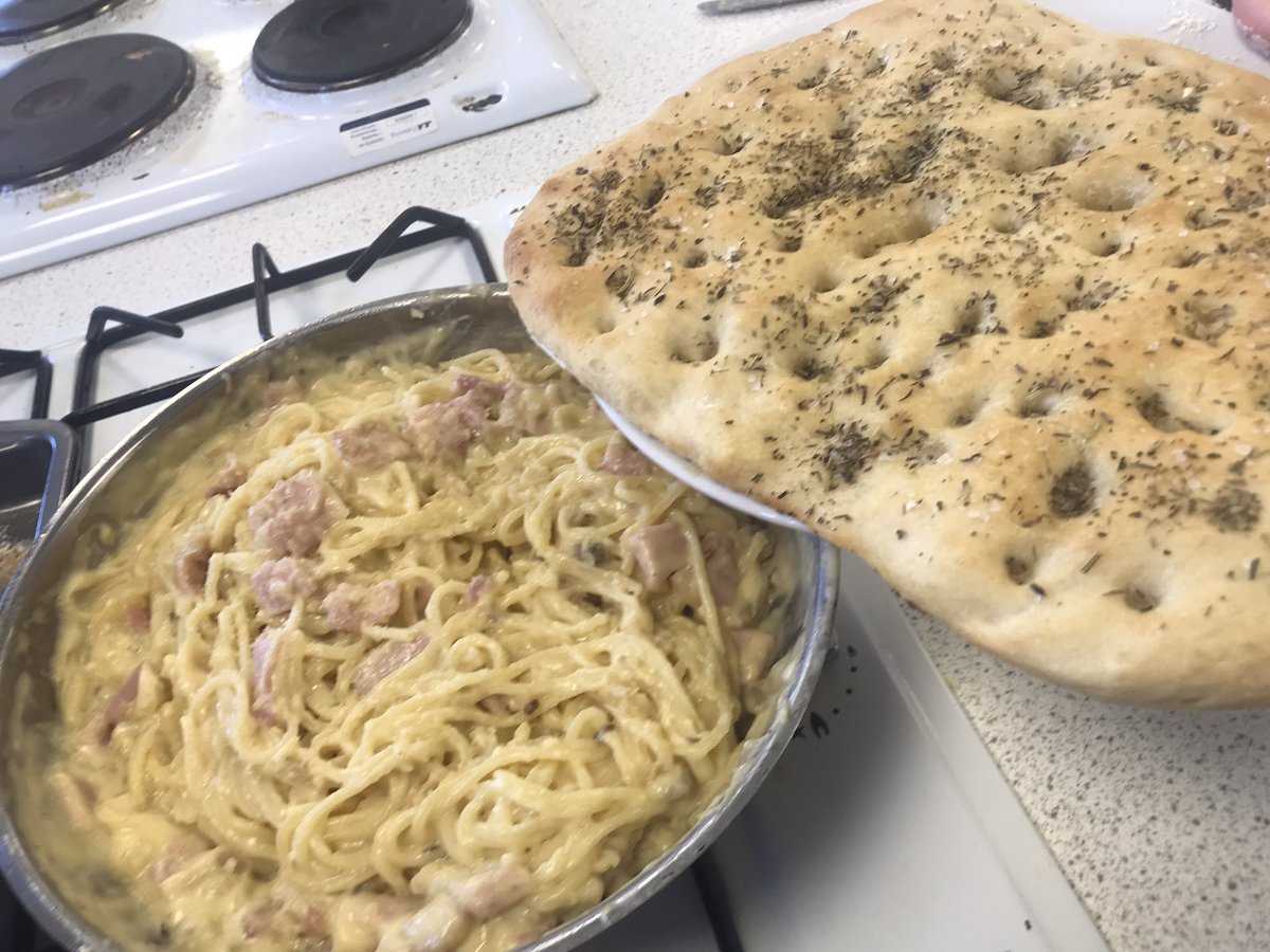 ForAcadHE's tweet image. Cooking for students!! Italy on a budget !!! Carbonara and focaccia bread🌸