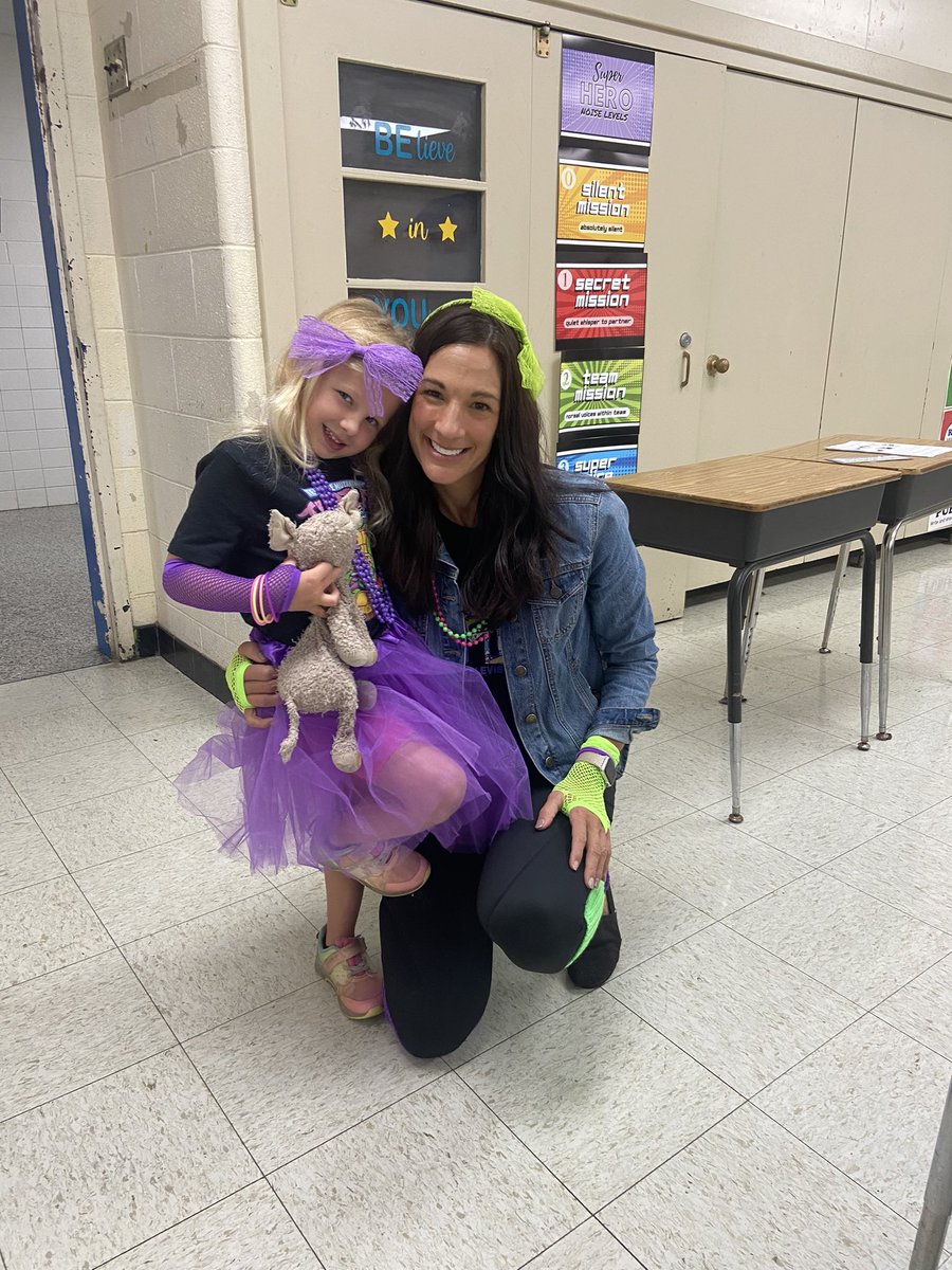 etr917's tweet photo. It’s going to be a rockin’ school year!! Rocking through the 80’s today!! Spirit week day 3 @KraftES1 @HamptonCSchools https://t.co/syNgqiB6Xr