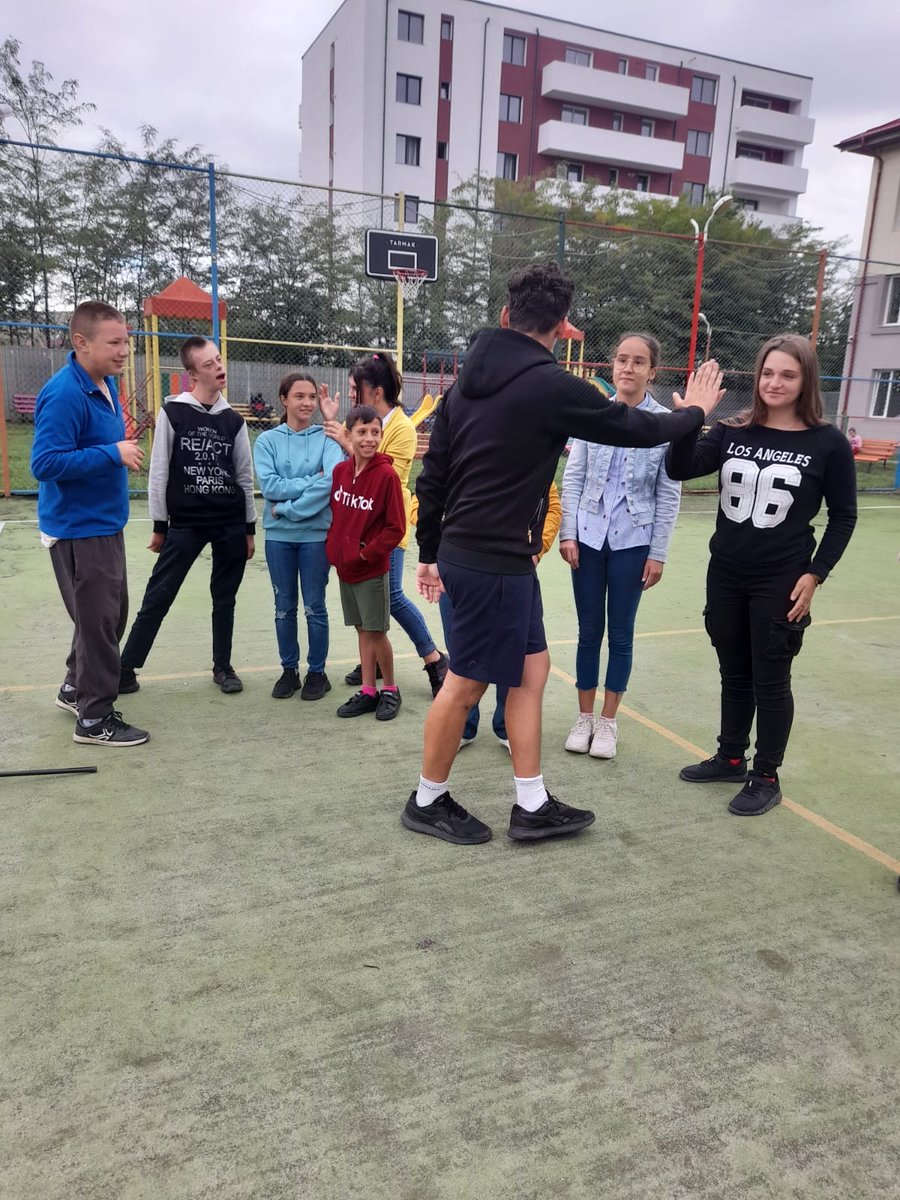 CodrutBaciu's tweet photo. De luna asta, Asociația Cip &amp; Ciargi are 3 grupe noi de copii care vor descoperi tenisul.

La Piatra Neamț, alături de Centrul pt Educaţie Incluzivă ”Al. Roșca”, care au grijă de 100+ copii. Noi am început cu 15. 

Puști cu nevoi speciale, dar și tipici, instituționalizați (1/2) https://t.co/Q60uv81Nha