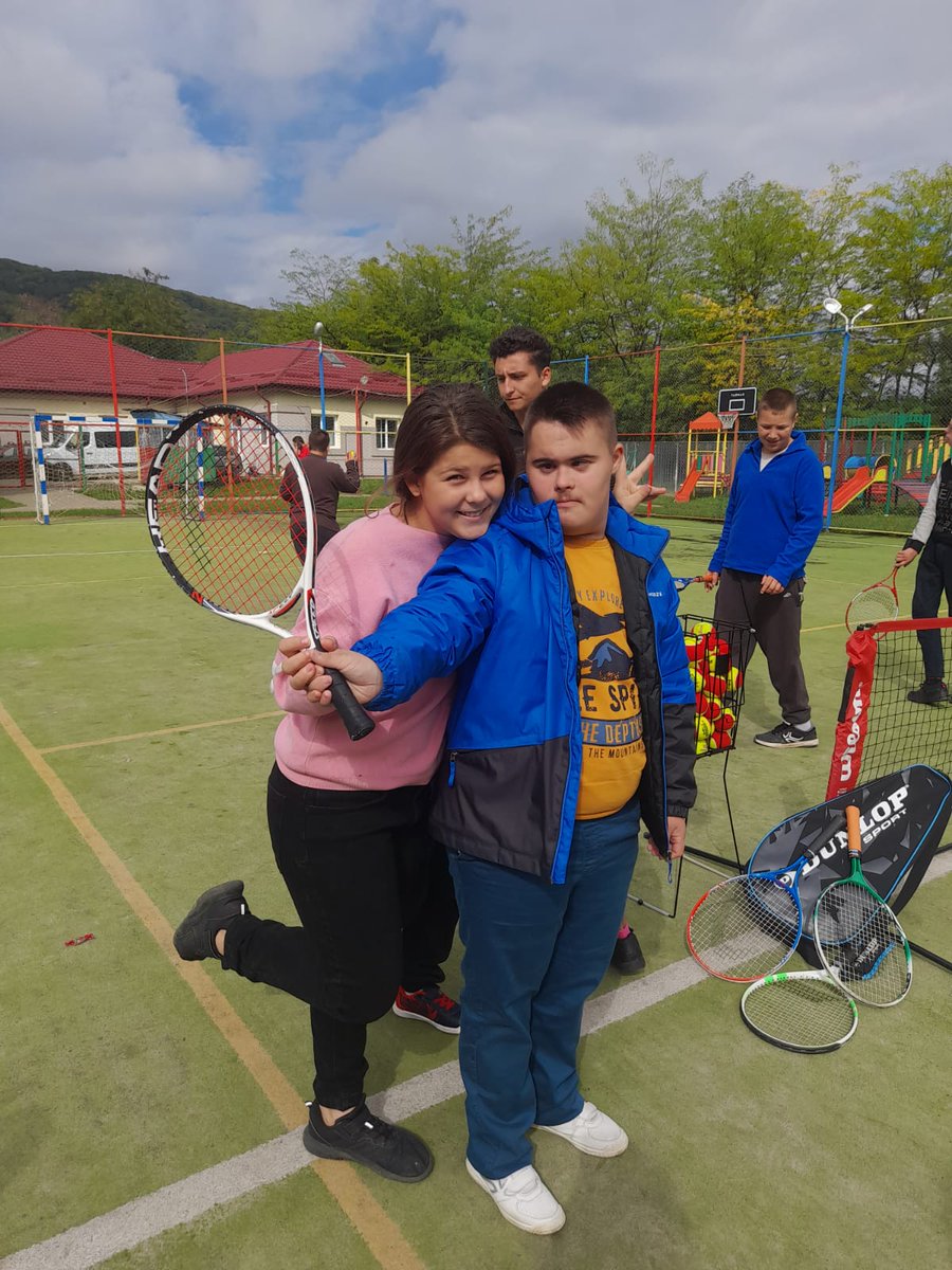 CodrutBaciu's tweet photo. De luna asta, Asociația Cip &amp; Ciargi are 3 grupe noi de copii care vor descoperi tenisul.

La Piatra Neamț, alături de Centrul pt Educaţie Incluzivă ”Al. Roșca”, care au grijă de 100+ copii. Noi am început cu 15. 

Puști cu nevoi speciale, dar și tipici, instituționalizați (1/2) https://t.co/Q60uv81Nha