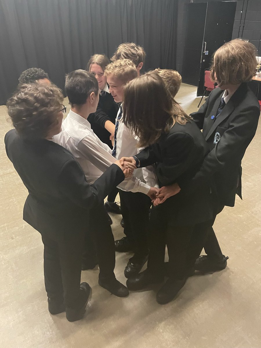 BCSDrama1's tweet photo. Year 10 GCSE students trying to untie themselves! #GCSEDrama https://t.co/ghipOwI36c