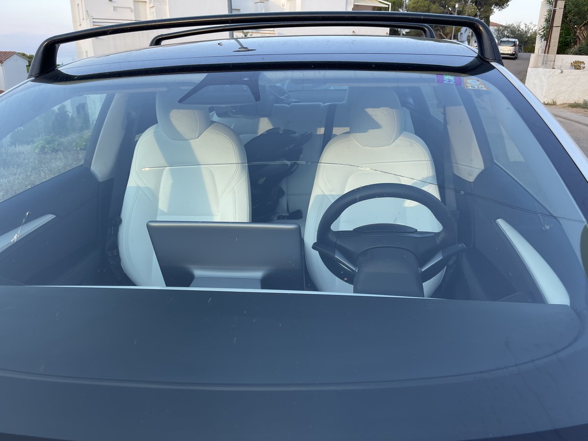 DDSMF's tweet photo. Dear incredible Mr. @elonmusk , you have launched 12 SpaceX rockets, your Starlink satellites have travelled uncountable times around the world and you produced approx. 300.000 Tesla Models 3, while I am waiting to get my windscreen replaced here in Germany :( @Tesla https://t.co/VJ2WenkZYQ