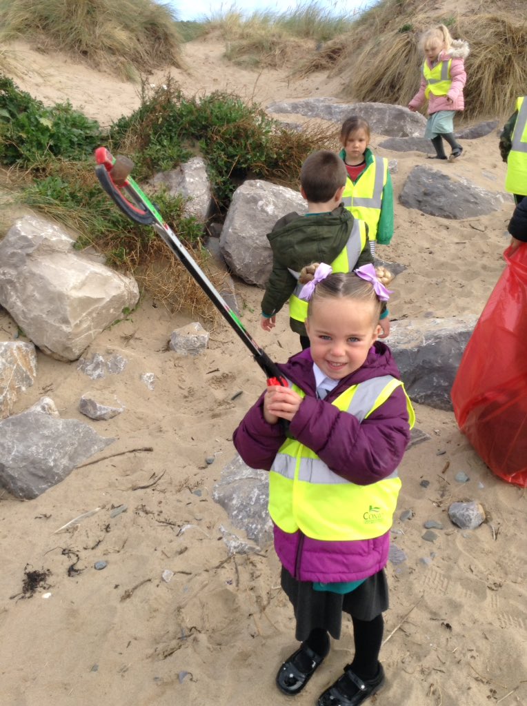 FforddDyffryn's tweet photo. This morning Dosbarth Aran went out to the beach to take part in the #bigbeachcleanup https://t.co/QOpneVlVuK