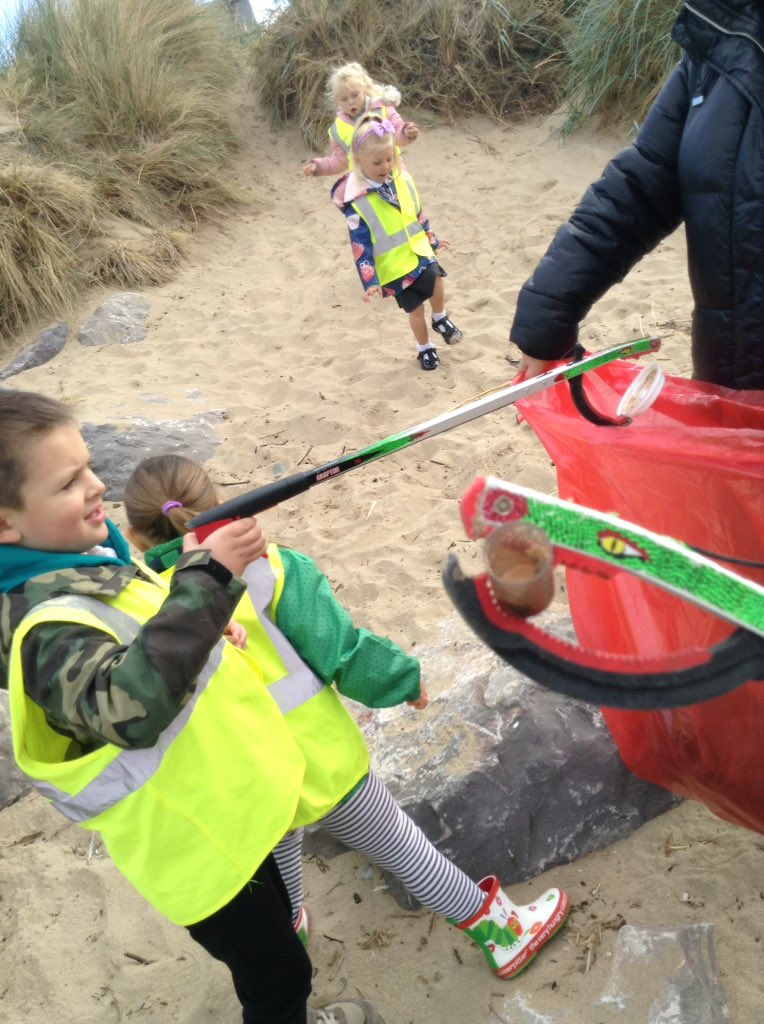 FforddDyffryn's tweet photo. This morning Dosbarth Aran went out to the beach to take part in the #bigbeachcleanup https://t.co/QOpneVlVuK