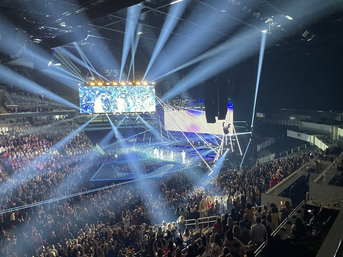 kltaustin's tweet photo. #bsbict #DNAWorldTour this was so much fun! https://t.co/ujVj4PhM4d