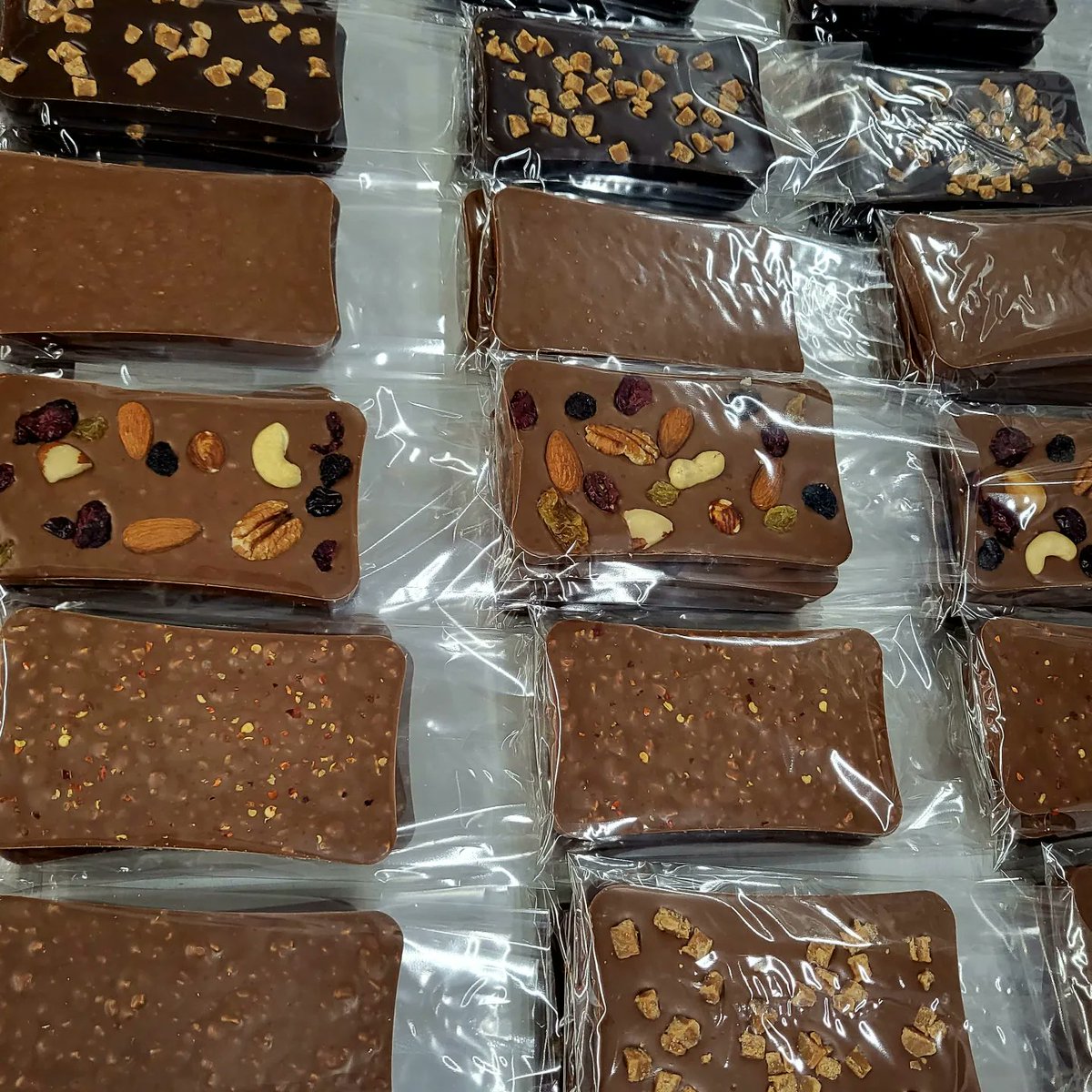 chrishousechocs's tweet image. Best part of making the bars.....
Eating the leftovers 😋 🤪 

Remember you can order on our website @houseofchocolates.co.uk 

#chocolatetempering 
#luxurychocolate 
#westonsupermare 
#giftideas 
#handmadeuk 
#eatchocolate
