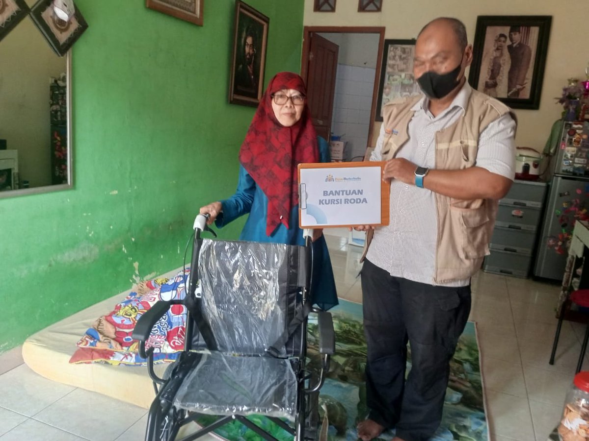 mustadhafin's tweet photo. Penyaluran Bantuan Kursi Roda.
Kamis, 15 Sep 2022. Tim Layanan Sosial Dana Mustadhafin menyalurkan bantuan kursi roda didaerah Pondok Pinang, Jaksel. Utk pasien yang telah menderita sakit stroke selama 3 th. Bantuan langsung diserahkan ke istri pasien.
#berkhidmat #peduli #islam https://t.co/nZKm6YBheC
