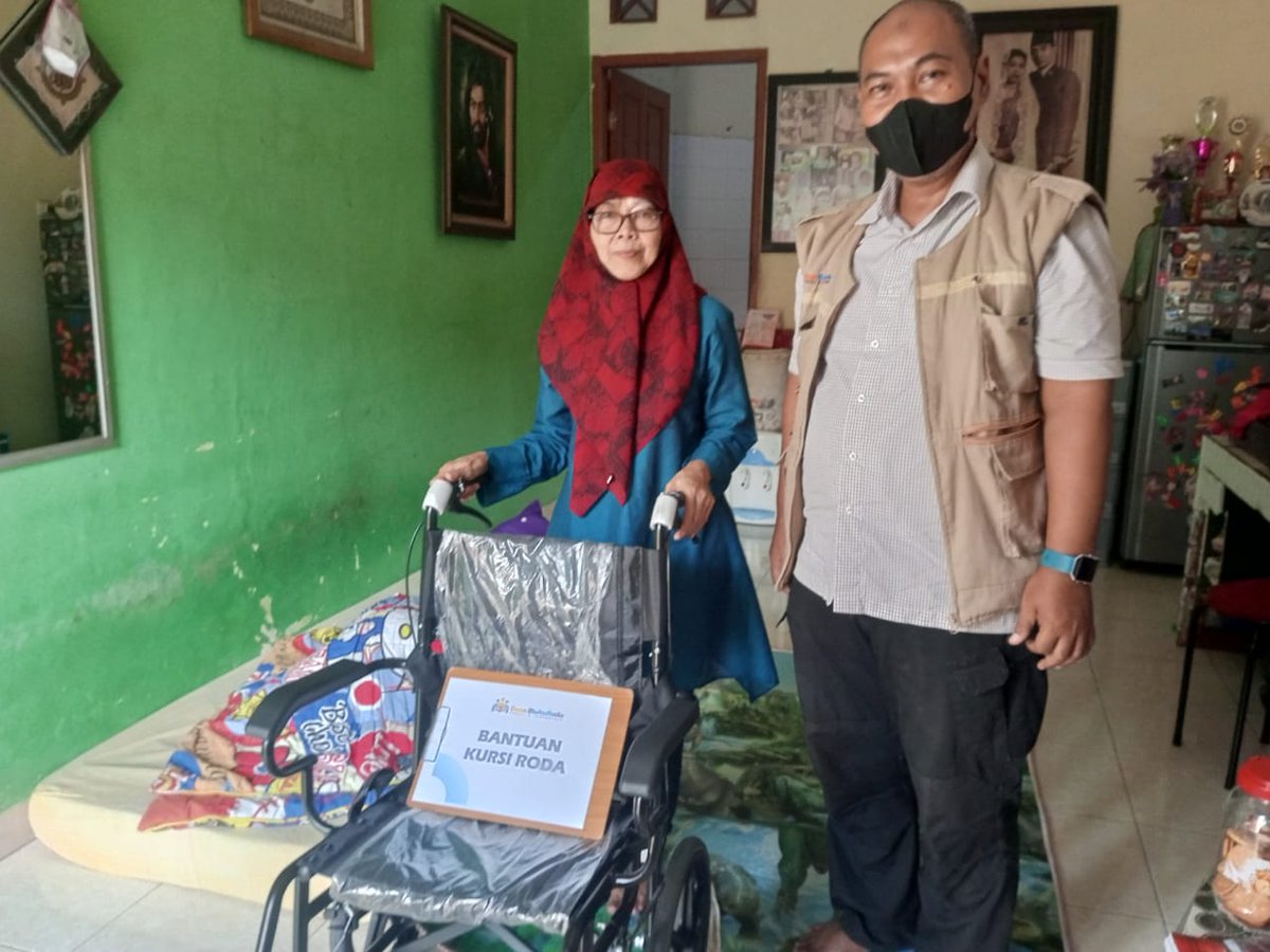mustadhafin's tweet photo. Penyaluran Bantuan Kursi Roda.
Kamis, 15 Sep 2022. Tim Layanan Sosial Dana Mustadhafin menyalurkan bantuan kursi roda didaerah Pondok Pinang, Jaksel. Utk pasien yang telah menderita sakit stroke selama 3 th. Bantuan langsung diserahkan ke istri pasien.
#berkhidmat #peduli #islam https://t.co/nZKm6YBheC