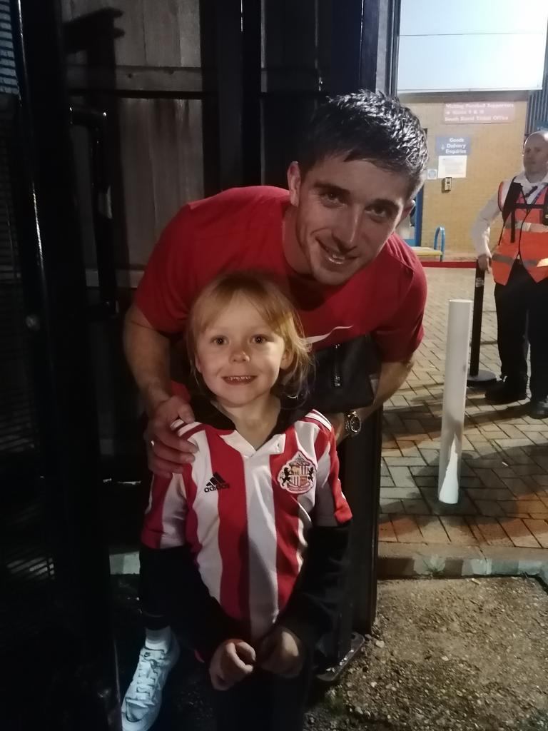 tsolsafc247's tweet photo. Last nights view for my 6yo upset her but was all worth while after she got to meet her favourite player @LyndenGooch she hasn't stopped talking about it since. One extremely excited little girl @SunderlandAFC #Sunderlandtilidie #HawayTheLads https://t.co/jHLr8yoaiS