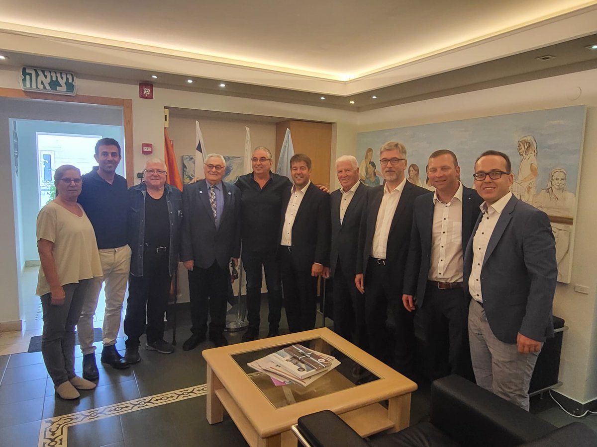 Stadt_BRB's tweet photo. 🇮🇱 #BrandenburganderHavel zu Besuch in Raʿanana 🇮🇱  Zu der #israel​ischen Stadt besteht ein aktives Jugendaustausch-Programm. OB #SteffenScheller "Wir sind stolz darauf, dass diese Verbindung seit über 15 Jahren besteht und gepflegt wird." 👉 https://t.co/S8DTIP5paZ https://t.co/fNuCG0yPLj