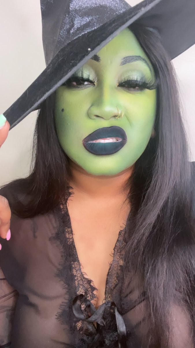 SlayReport's tweet image. The Wicked Witch From OutWest 290 

@KryolanOfficial TV Paint Stick

@mehronmakeup Paradise Paints

@MACcosmetics Transparent Finishing Powder 

@ABHcosmetics Liquid Eye Liner

@TooFaced Melted Matte Lipstick

#chicagomua 
#halloweenmakeuptutorial 
#fyp 
#explorepage✨