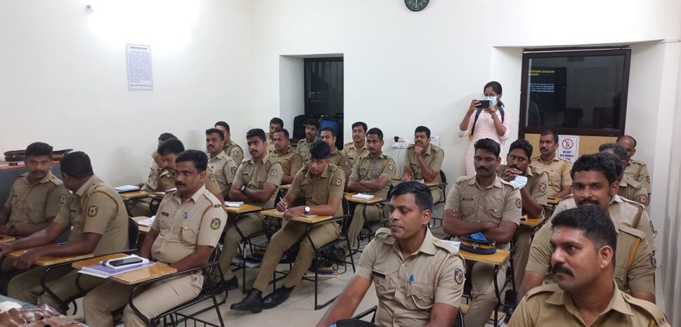 WCCBHQ's tweet photo. @WCCBHQ official sensitized #KeralaCostalPolice officials on #wildlifecrime related issues during a #sensitization program organized at #CoastGuardTrainingCenter, Kochi, on 13-09-2022, attended by 25 officials in the rank of #HeadConstables &amp; #Constables.

@IndiaCoastGuard https://t.co/FQ38hVEUEq