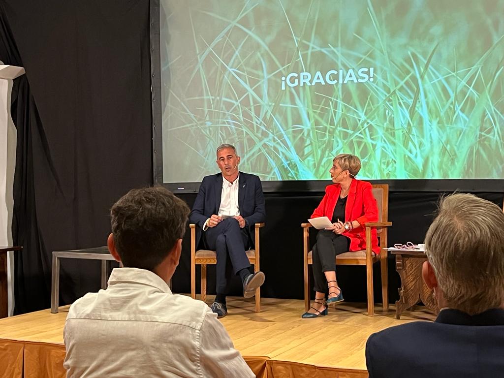 RadioRioja's tweet photo. 🟩El director de Cadena SER La Rioja, Alberto Aparicio, y la directora de contenidos, Ana Castellanos, nos ofrecen las conclusiones de #IDAgro
👏¡Gracias a participantes y patrocinadores!
@lariojaorg @RiojaWine_ES @Aresol_ER @SyngentaES @Agrovidar @RutaVino @paradores @AytoSDC https://t.co/IFtEB6oiMz