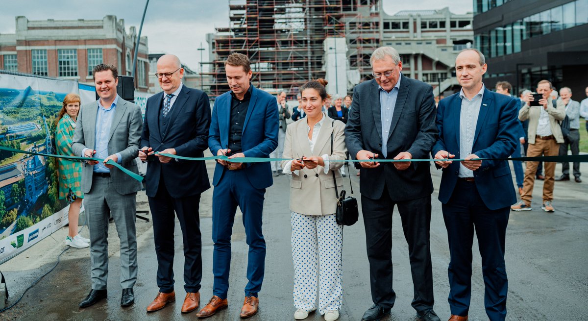 EnergyVille's tweet photo. 📢Vers van de pers! EnergyVille breidt vandaag het Open Thor Living Lab uit met een innovatief thermisch netwerk & onderzoeksgebouwen om nieuwste bouw- en renovatietechnieken te testen. Meer weten? Ga gerust door de perstekst: https://t.co/Vv56qaHhCU https://t.co/JL9vhKwTiC