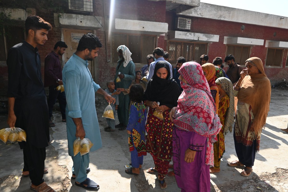 SzabistZabtech's tweet photo. Day# 7
SZABIST ZABTech Larkana continues the contribution of feeding the flood affected families, displaced from their homes due to extreme floods.
Please join hands with ZABTech team to extend support for the helpless families.
#SZABISTZABTechiTVE #floodsinsindh #donationswork https://t.co/Wo9EcVKqsj