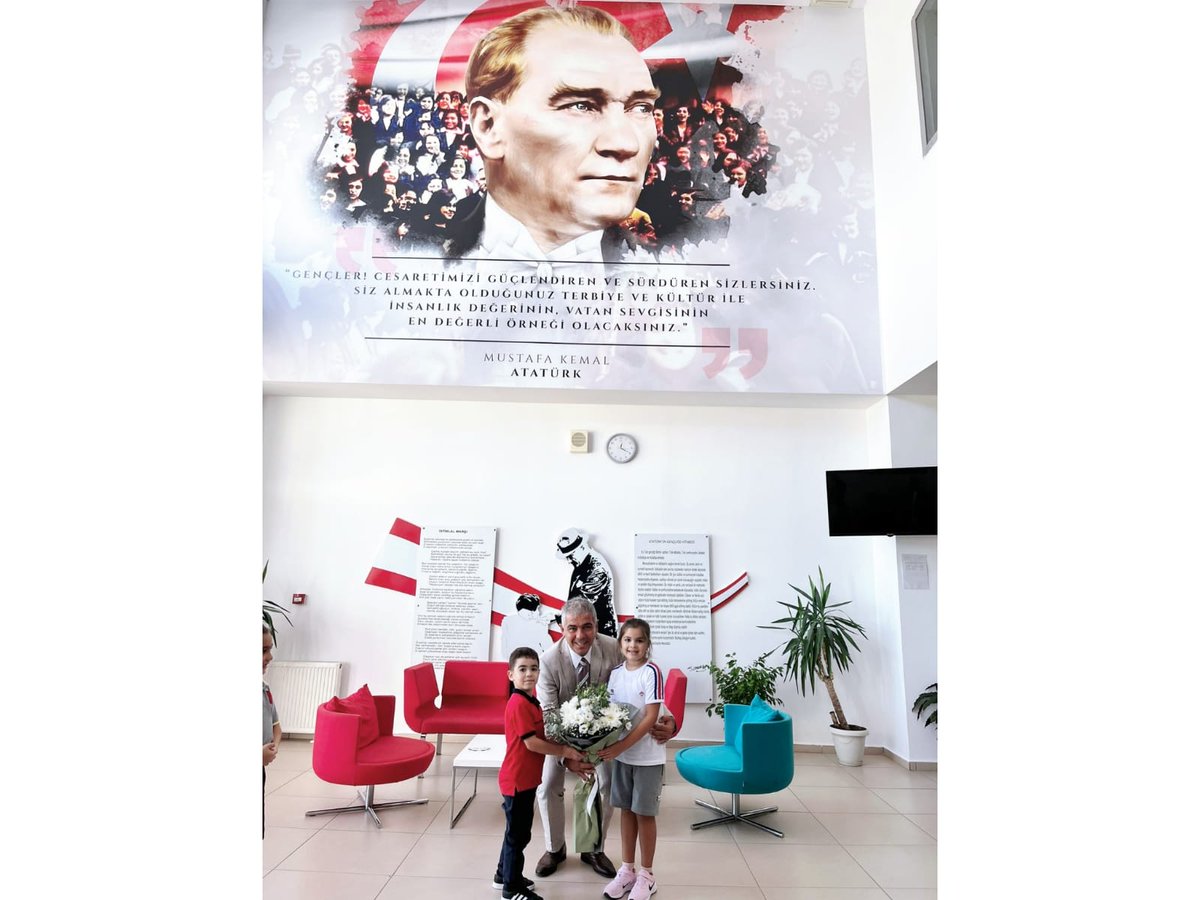 KesanBahcesehrK's tweet photo. Bahçeşehir Koleji Genel Müdür Yardımcımız Sn. Savaş Boyar kampüsümüzde öğretmen ve öğrencilerimizle bir araya gelerek değerlendirmelerde ve iyi dileklerde bulundular. Kıymetli paylaşımları ve keyif veren nazik ziyareti için kendilerine teşekkürlerlerimizi sunarız.❤️💙 https://t.co/BNWF9MEHnq