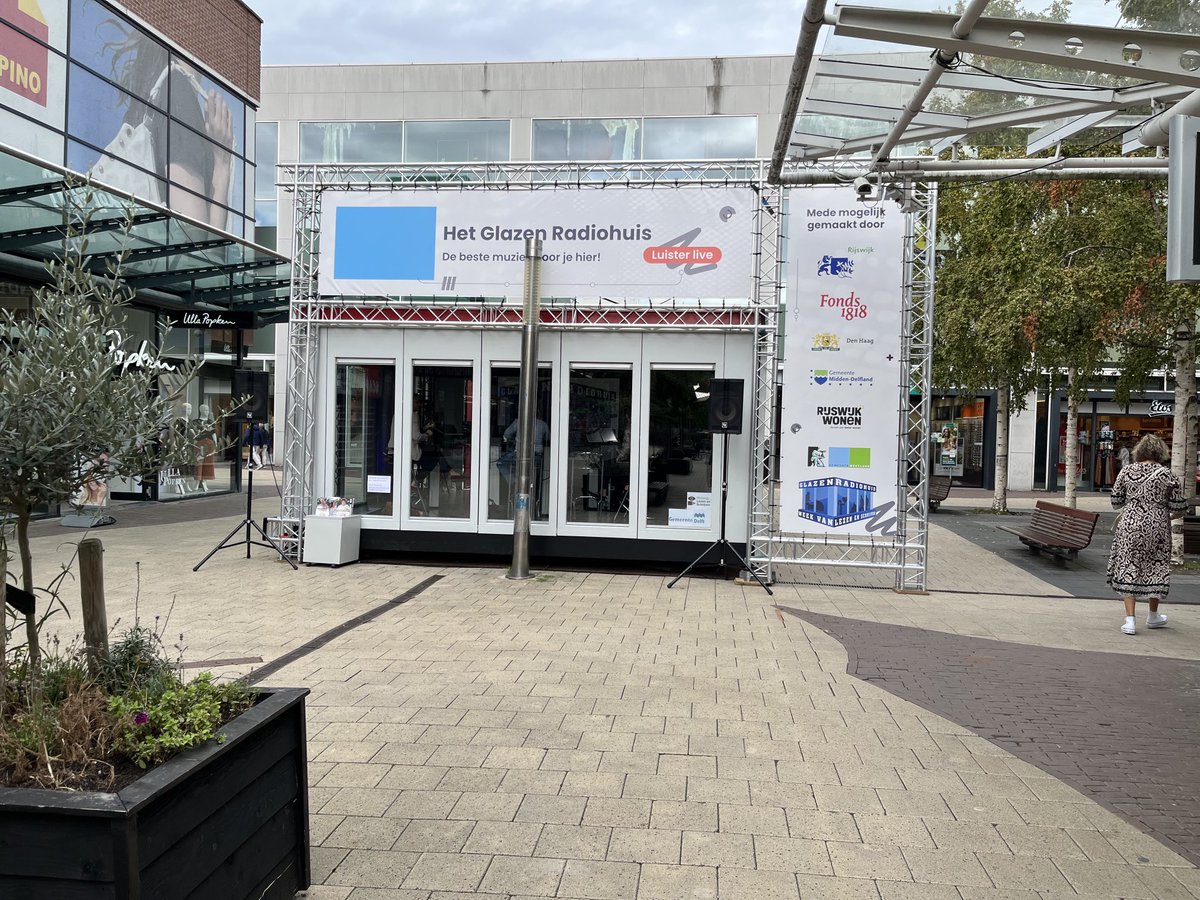 Zo’n leuke ochtend gehad in het Glazen Huis van ⁦<a href="/Lezenschrijven/">Stichting Lezen en Schrijven</a>⁩ met ⁦<a href="/biebwestland/">Bibliotheek Westland</a>⁩ en ⁦<a href="/vitiswelzijn/">Vitis Welzijn</a>⁩. Serieus gesprek hoe we de 16.000 mensen in ⁦<a href="/GemWestland/">Gemeente Westland</a>⁩ aan het lezen &amp; schrijven krijgen en staan swingen op dj ⁦<a href="/Veenmanr/">Rob Veenman</a>⁩.