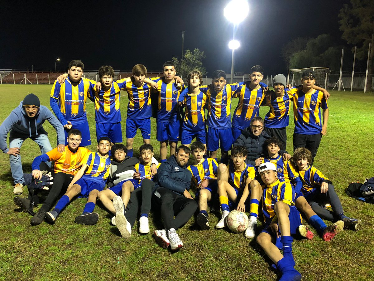 briancharrier's tweet photo. Me representan como Equipo, como grupo y como otras tantas cosas mas. No nos llevamos lo que vinimos a buscar pero quedan muchísimas cosas lindas entre nosotros, jugamos una gran final. Queda camino por andar. Gracias 💙💛 https://t.co/fZxr2Q6QyU
