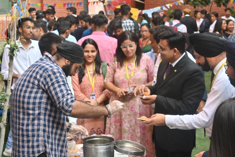 gnamity's tweet photo. On the third day of the orientation program, freshers of Amity University Greater Noida organized a community lunch for the faculty members and senior students!!!

#amityuniversity #orientation #Admissions2022 #orientation2022 #university #students #bestuniversity https://t.co/tKmM7PO76C