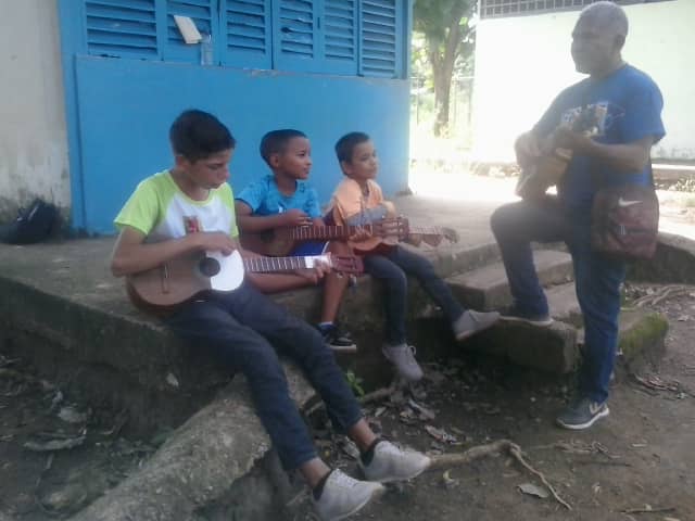 El Min. Cultura, Gabinete Guárico, SNCP y Misión Cultura; realizan TALLER DE CUATRO.
Tallerista: MARCOS OCHOA.
Lugar: G-C 54 BOTALÓN.
Sector: Botalón
Parroquia: Altagracia de Orituco.
Municipio: MONAGAS.
Organizado por la Operadora SILENE VALERO
#ExpoFeriaIranVenezuela2022