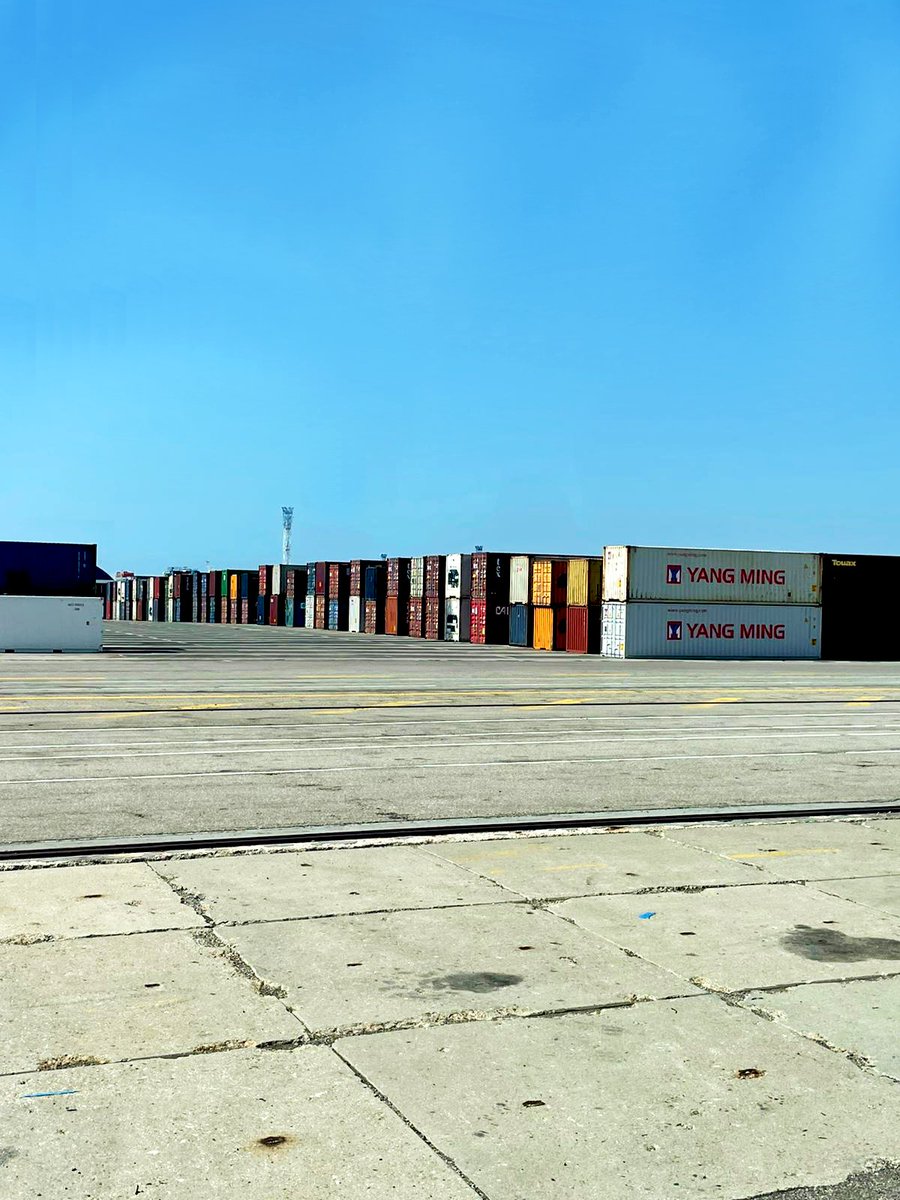 Photowatt's tweet photo. Mardi dernier, notre équipe logistique s'est rendue au port de Fos-sur-mer pour visiter le terrain de jeu de nos collaborateurs maritimes 🌊 !

Un grand merci à @JASWorldwide pour leur accueil et leur organisation exemplaire !⚓☀️

#shipping #teamwork #solarenergy https://t.co/N1QdE7iyUB