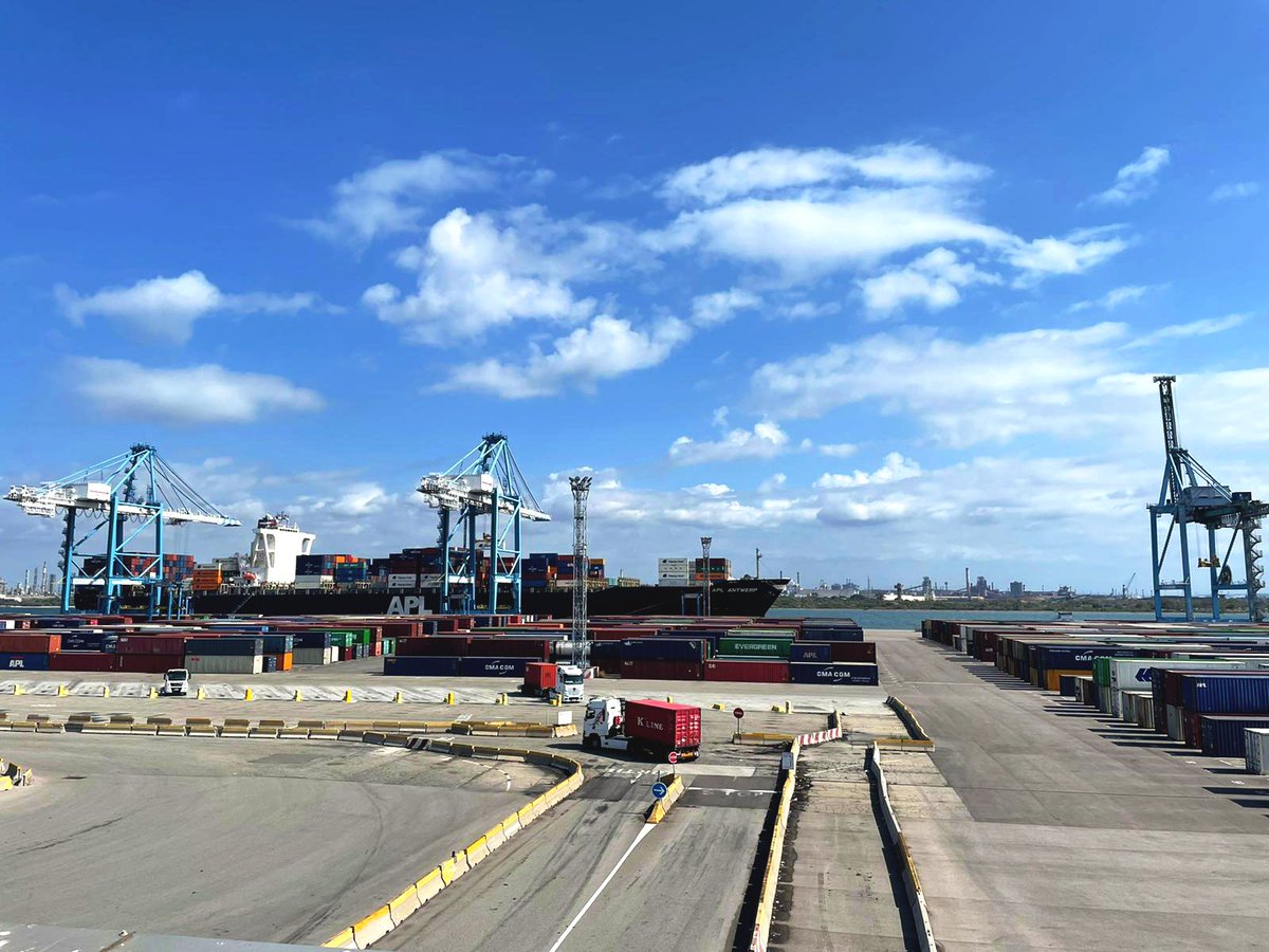 Photowatt's tweet photo. Mardi dernier, notre équipe logistique s'est rendue au port de Fos-sur-mer pour visiter le terrain de jeu de nos collaborateurs maritimes 🌊 !

Un grand merci à @JASWorldwide pour leur accueil et leur organisation exemplaire !⚓☀️

#shipping #teamwork #solarenergy https://t.co/N1QdE7iyUB