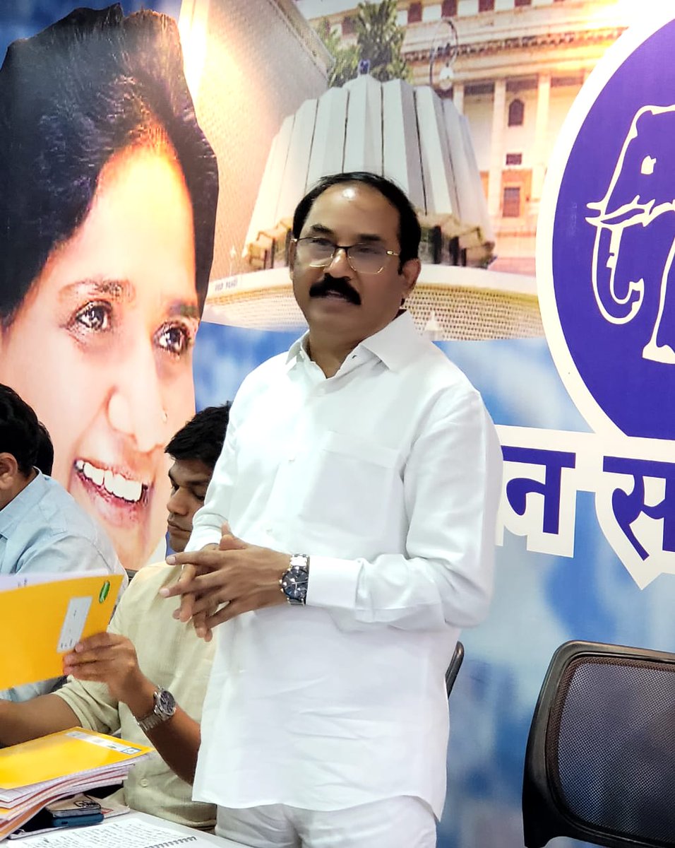 AdvSandeepTajne's tweet photo. चेंबूर (मुंबई ) येथील बीएसपी भवनात आज,गुरुवारी राज्य कार्यकारिणीची बैठक पार पडली. @bspindia चे राष्ट्रीय महासचिव,राज्य प्रभारी मा.डॉ. @MP_SiddharthBSP साहेब, राज्य प्रभारी मा.@Nitin26Bsp साहेब, प्रदेश प्रभारी मा. @PramodRaina9 साहेब व मी बैठकीला प्रामुख्याने उपस्थित होतो. https://t.co/LcozP3tpaZ