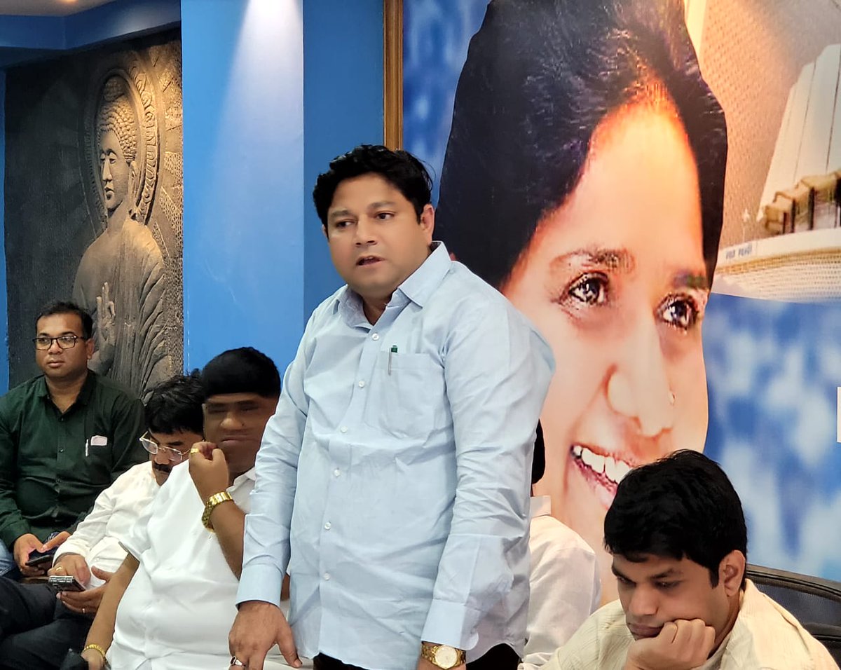 AdvSandeepTajne's tweet photo. चेंबूर (मुंबई ) येथील बीएसपी भवनात आज,गुरुवारी राज्य कार्यकारिणीची बैठक पार पडली. @bspindia चे राष्ट्रीय महासचिव,राज्य प्रभारी मा.डॉ. @MP_SiddharthBSP साहेब, राज्य प्रभारी मा.@Nitin26Bsp साहेब, प्रदेश प्रभारी मा. @PramodRaina9 साहेब व मी बैठकीला प्रामुख्याने उपस्थित होतो. https://t.co/LcozP3tpaZ