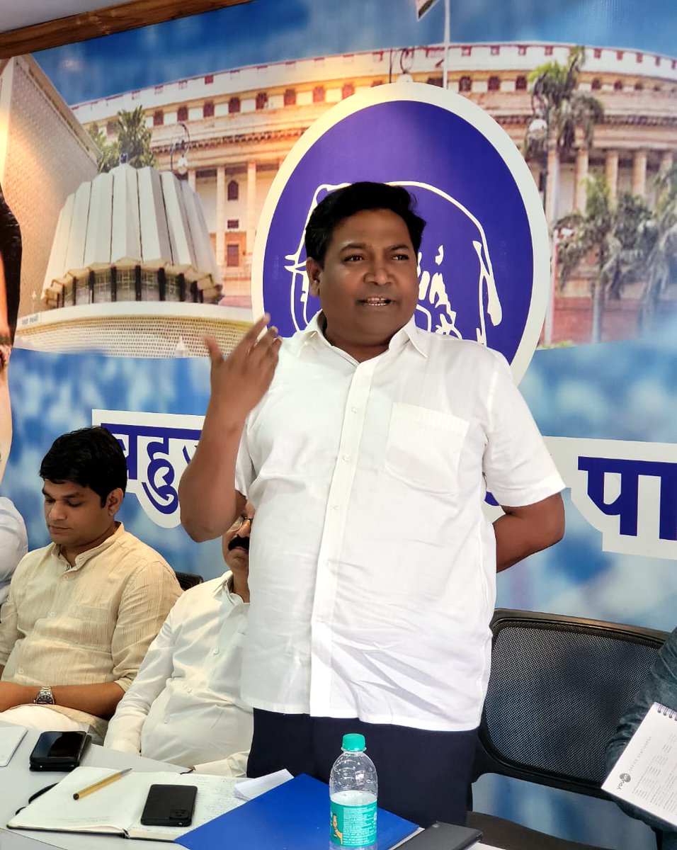 AdvSandeepTajne's tweet photo. चेंबूर (मुंबई ) येथील बीएसपी भवनात आज,गुरुवारी राज्य कार्यकारिणीची बैठक पार पडली. @bspindia चे राष्ट्रीय महासचिव,राज्य प्रभारी मा.डॉ. @MP_SiddharthBSP साहेब, राज्य प्रभारी मा.@Nitin26Bsp साहेब, प्रदेश प्रभारी मा. @PramodRaina9 साहेब व मी बैठकीला प्रामुख्याने उपस्थित होतो. https://t.co/LcozP3tpaZ