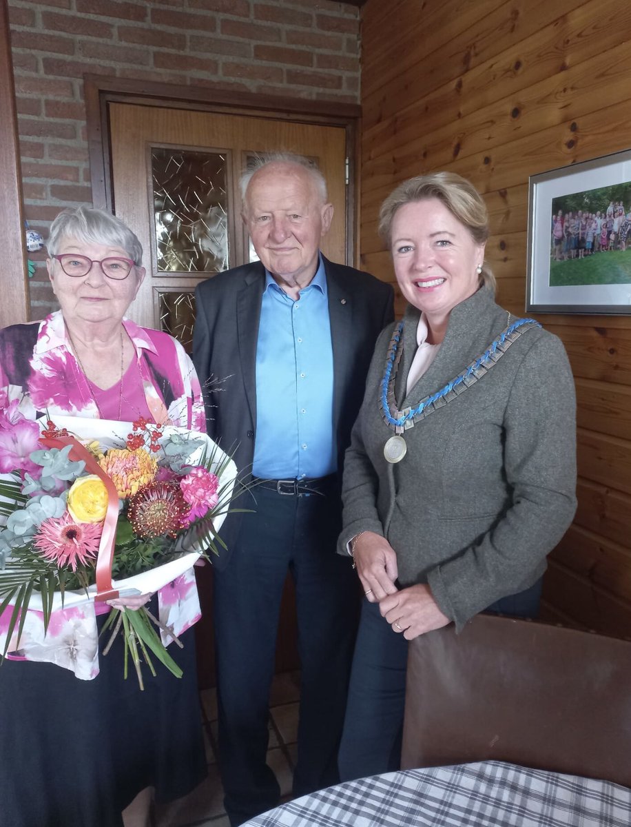 BurgmOverbetuwe's tweet photo. Vanmorgen gezellig op ☕️bezoek geweest bij het echtpaar van Leeuwen in #Slijk-Ewijk nog voor hun 60-jarig huwelijk. Nogmaals van harte gefeliciteerd met uw diamanten huwelijk namens @Gem_Overbetuwe 💐 https://t.co/SfuL8piJnB