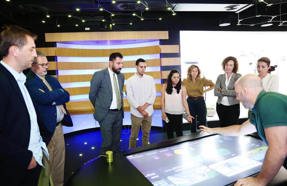 MPL_KS's tweet photo. Minister Krasniqi is received in a mtg by Chairman of Federation of Local Authorities of 🇮🇱, who is at same time Mayor of the Municipality Modi-Maccabim-Reut Haim Bibas. He also visited Technology Institute-Holon &amp; Municipal Innovation Center of 🇮🇱 
👇
https://t.co/rnSn4jOKtn https://t.co/Ctb70mlUJS