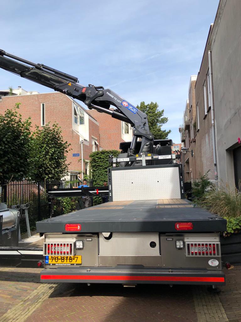 Bobander's tweet photo. Gemeente Haarlem staat zonder vergunning afsluiten Gasthuisstraat toe t.b.v bouwwerkzaamheden Bibliotheek. Veiligheid in geding, bewoners in verwarring. https://t.co/S3OZVL64zE