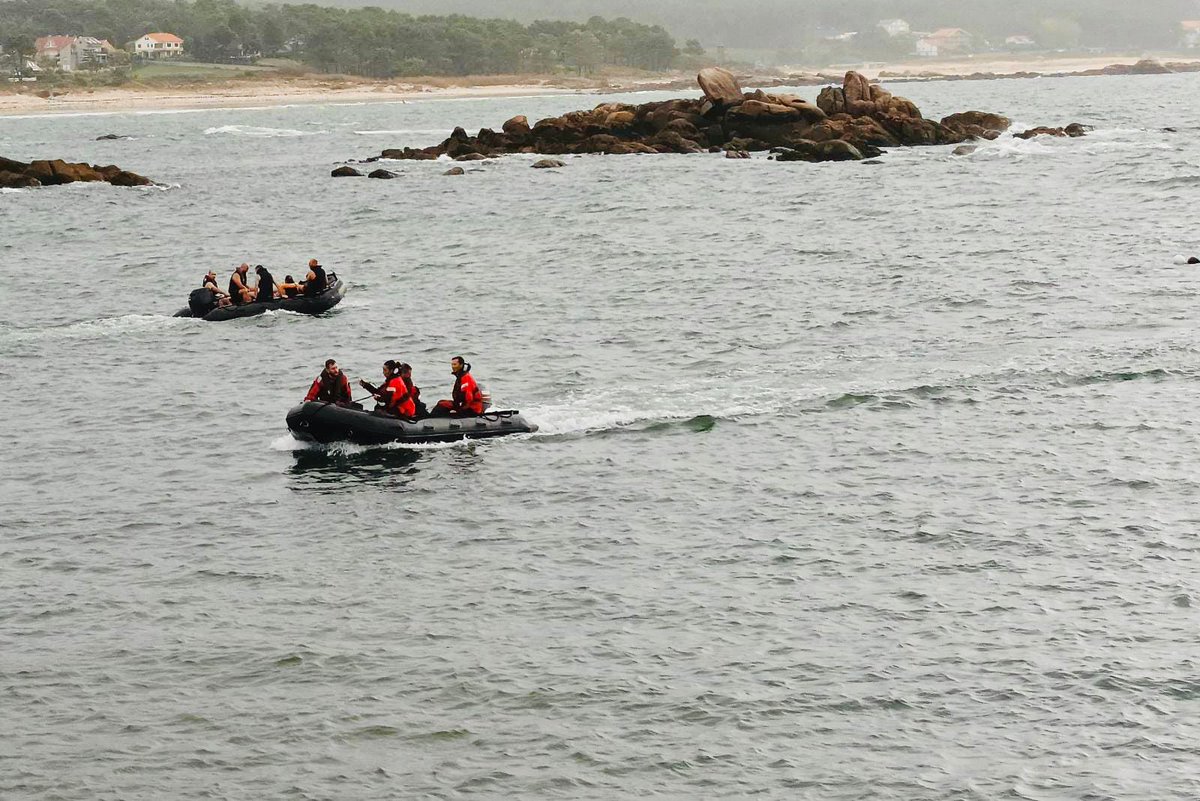 Antartica_ET's tweet image. La XXXVI @Antartica_ET del @EjercitoTierra realiza prácticas de navegación en O’Grove para prestar apoyo en las misiones científicas en la Antártida de:
🛟“hombre al agua”
🚤“entrada y desembarco con traje VIKING” y
🛶“desplazamiento con remo”. 

🪖👨🏻‍🔬👩🏼‍🔬🇦🇶