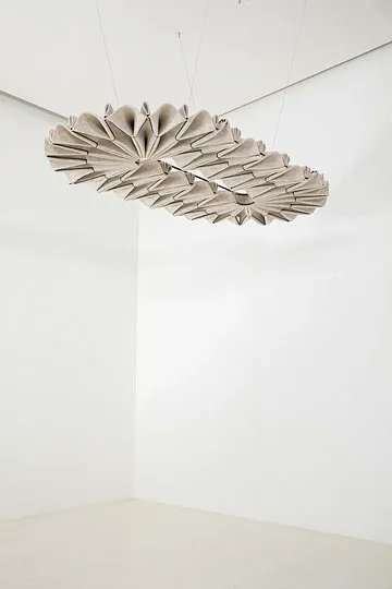 dexigner's tweet photo. BuzziPleat Edel Long is a large-scale yet lightweight sculptural form that can be suspended from the ceiling or wall-mounted to absorb excessive noise. https://t.co/hokiT2VPvV

#LightingDesign #IndustrialDesign #BuzziSpace https://t.co/ClxQBeutlt