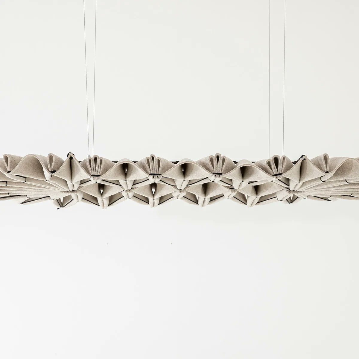 dexigner's tweet photo. BuzziPleat Edel Long is a large-scale yet lightweight sculptural form that can be suspended from the ceiling or wall-mounted to absorb excessive noise. https://t.co/hokiT2VPvV

#LightingDesign #IndustrialDesign #BuzziSpace https://t.co/ClxQBeutlt