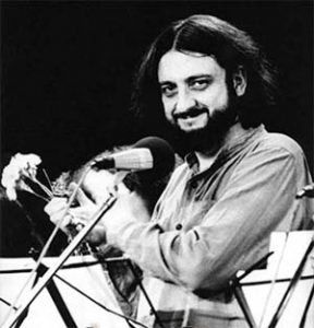 PcLasCondes's tweet photo. Un 15.9.2003 a los 65 años, partió el hombre que nos invitaba al canto con el puño en alto.
El Pueblo Unido Jamás Será Vencido
El himno de la @jjcc_chile
Himno de la @Cutchile
Venceremos
La Fragüa y mas música con historia.

Te llevamos siempre.🎶🎵
#Comunista
#SergioOrtega https://t.co/j4EFIj6Dt2