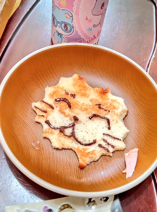 今日むすめさんに書いてあげた猫の顔(ねこねこ食パン)なんて食い方するんだい… 