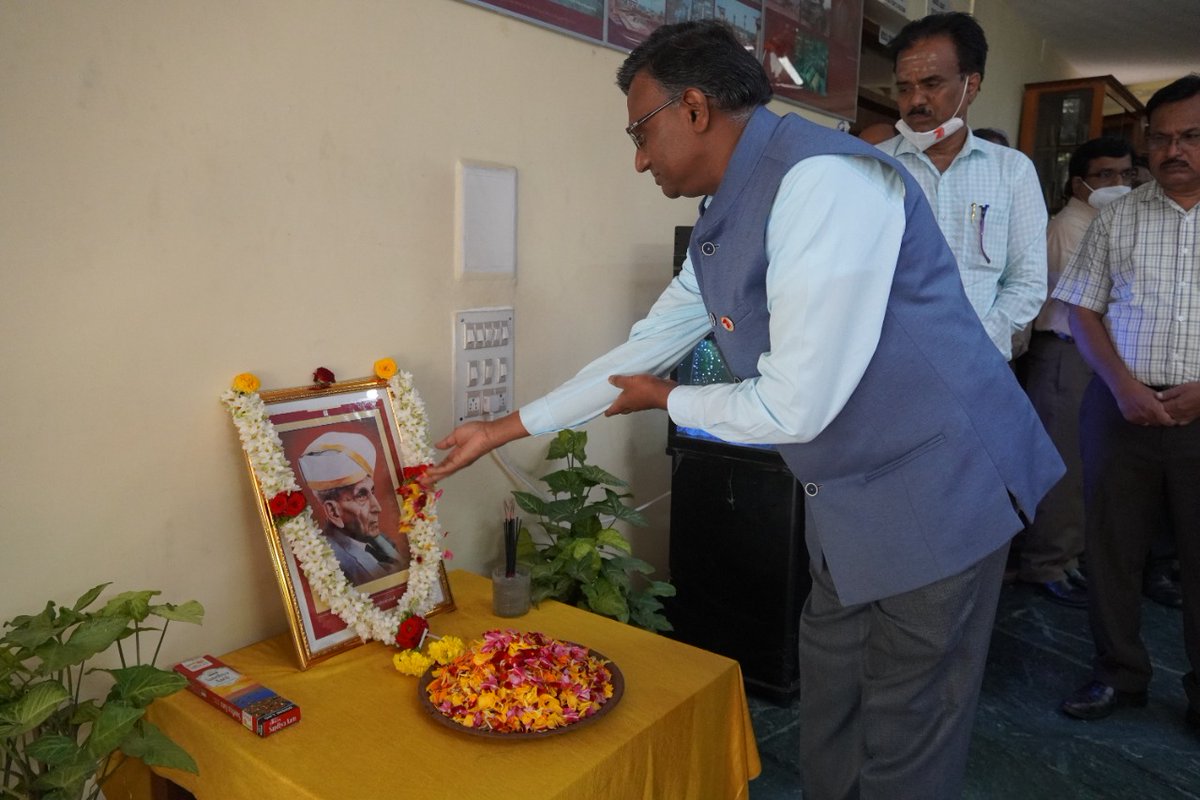 KIOCLLimited's tweet photo. Engineers' Day is celebrated on 15th September to mark the Birth Anniversary of Sir M Visvesvaraya. Floral tributes were offered by CMD, D(F), D(P&amp;P), D(C), &amp; CVO, Sr Officers &amp; employees at Corporate office. CMD briefed on the life and contributions of Sir MV to the society. https://t.co/2AMNl2HLbS