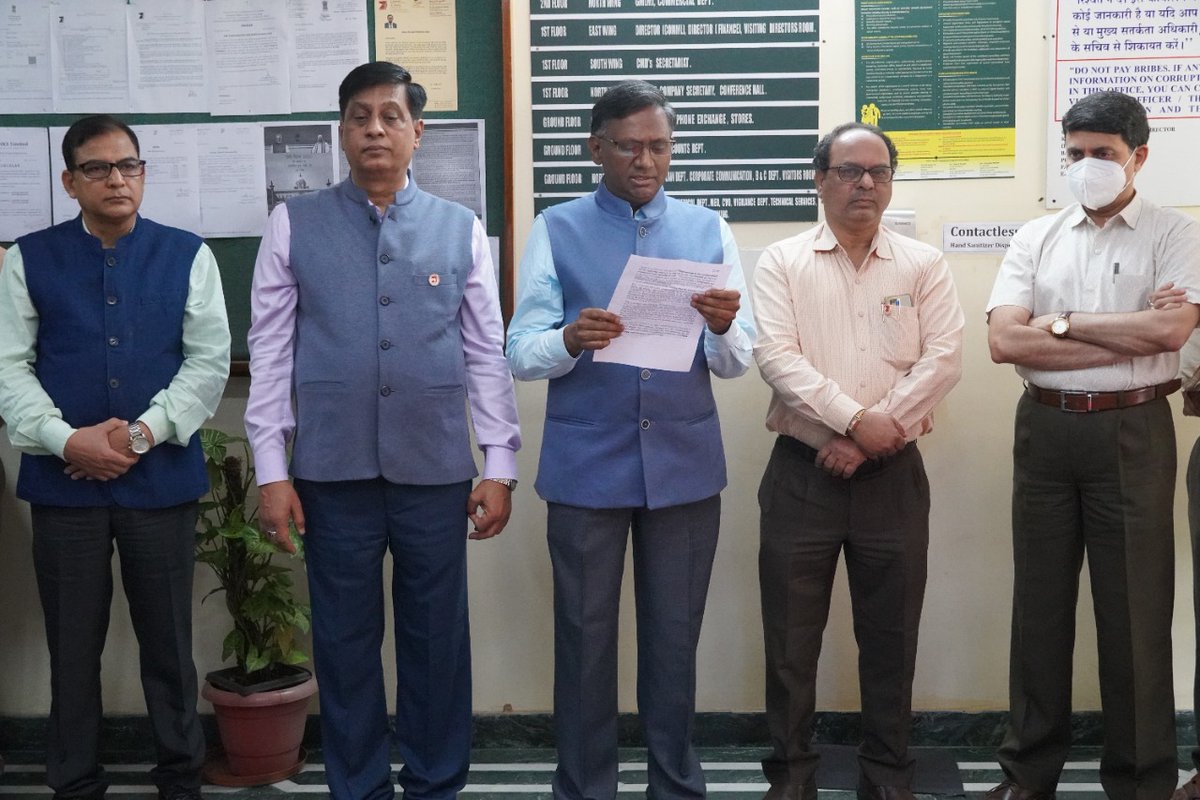 KIOCLLimited's tweet photo. Engineers' Day is celebrated on 15th September to mark the Birth Anniversary of Sir M Visvesvaraya. Floral tributes were offered by CMD, D(F), D(P&amp;P), D(C), &amp; CVO, Sr Officers &amp; employees at Corporate office. CMD briefed on the life and contributions of Sir MV to the society. https://t.co/2AMNl2HLbS