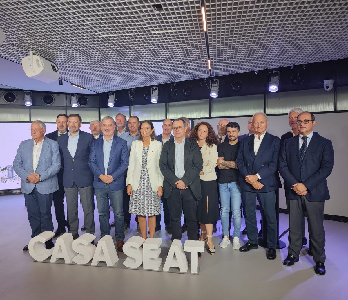 sernauto's tweet photo. Gracias, equipo de @CocheGlobal, por contar nuevamente con @sernauto, y los proveedores de #automoción, en el elaboración y presentación de este III Barómetro Auto Mobility Trends 2022 By Metyis, que ya se ha convertido en una cita imprescindible para el sector. 👏👏👏 https://t.co/V11FPRbJP7
