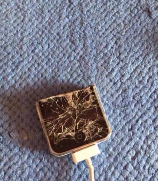 JotaUveEle's tweet photo. se me cayó el telefano al suelo vaya liada https://t.co/rhcHlonm6Z