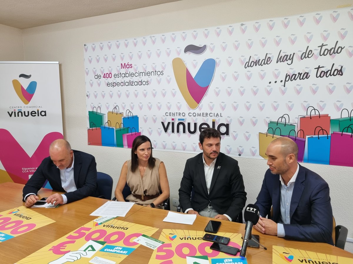 CCAVinuela's tweet photo. Hoy hemos presentado ante los medios, y con la presencia de la nueva Delegada Territorial de Empleo, empresa y Trabajo Autónomo de la Junta, María Dolores Galvez, nuestra gran campaña de 1.000 bonos de 5€ de descuento en compras 🛍
@comercioAND 
https://t.co/qgtwT6YS2A https://t.co/87JTnLSI5H