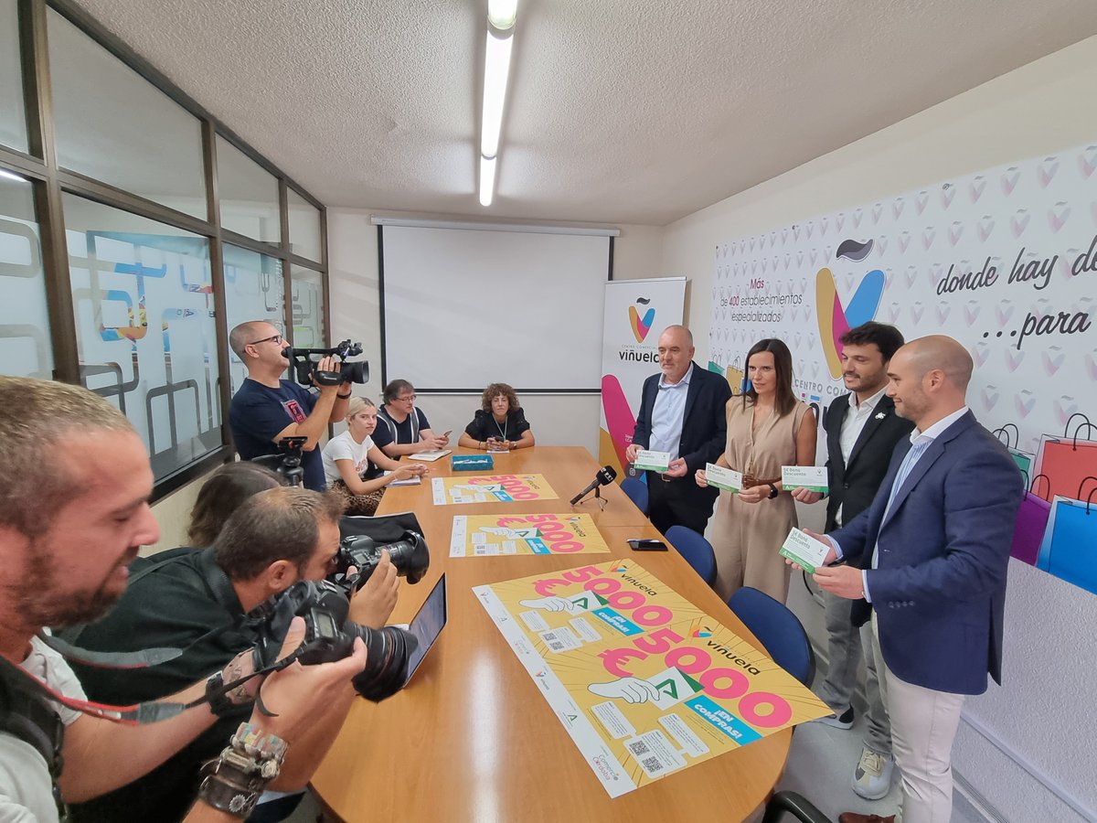 Hoy hemos presentado ante los medios, y con la presencia de la nueva Delegada Territorial de Empleo, empresa y Trabajo Autónomo de la Junta, María Dolores Galvez, nuestra gran campaña de 1.000 bonos de 5€ de descuento en compras 🛍
<a href="/comercioAND/">Comercio Andalucía</a> 
ccavinuela.es/regalamos-1-00…
