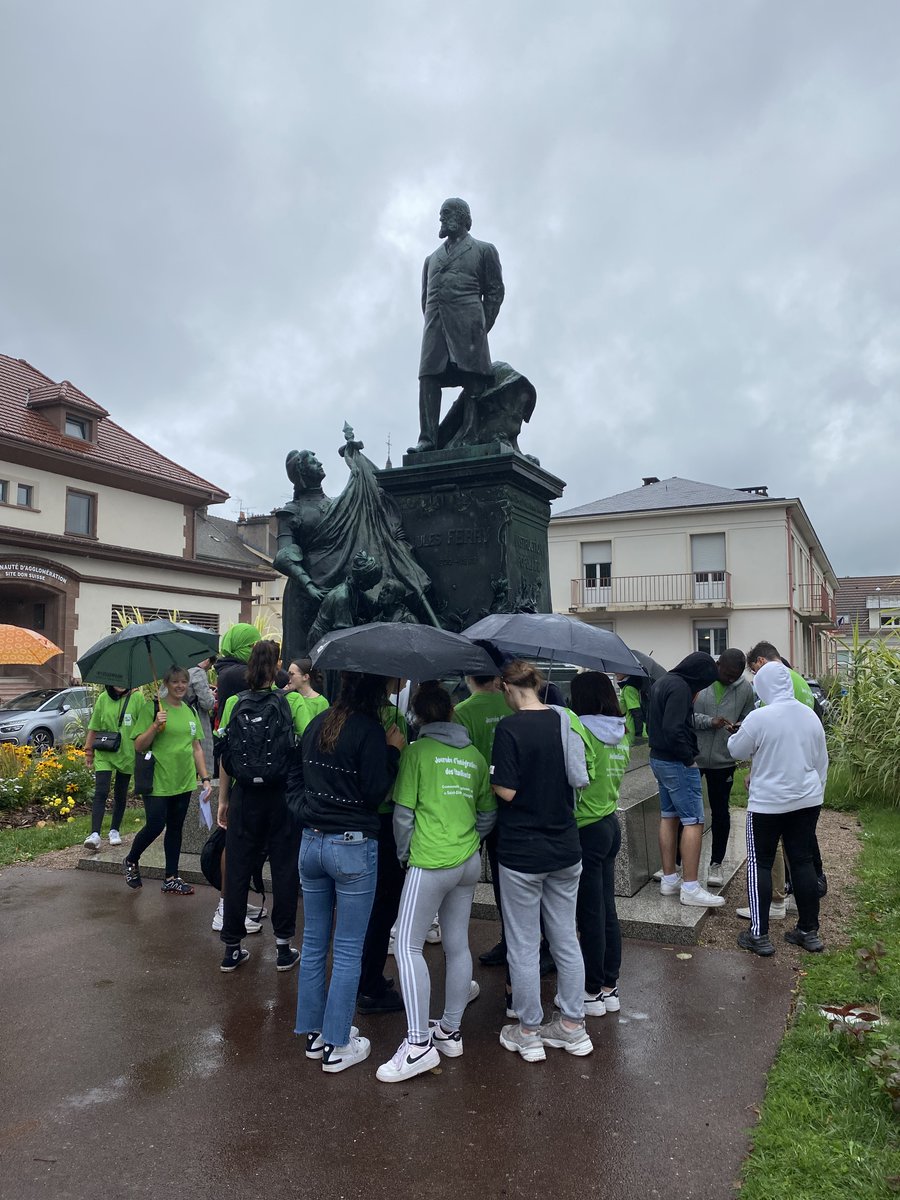IUTStDie's tweet photo. Sous la pluie mais ensemble ! 1ere partie du rallye urbain à la découverte des lieux mythiques de la ville, à la recherche d’une phrase pour obtenir un ticket repas 🥘 bonne chance ;-) #rallyedintegration #villedesaintdie #iutsd #etudiants @aepud https://t.co/joBF7GaiLg