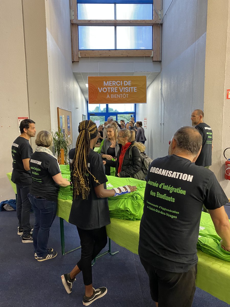 IUTStDie's tweet photo. Sous la pluie mais ensemble ! 1ere partie du rallye urbain à la découverte des lieux mythiques de la ville, à la recherche d’une phrase pour obtenir un ticket repas 🥘 bonne chance ;-) #rallyedintegration #villedesaintdie #iutsd #etudiants @aepud https://t.co/joBF7GaiLg