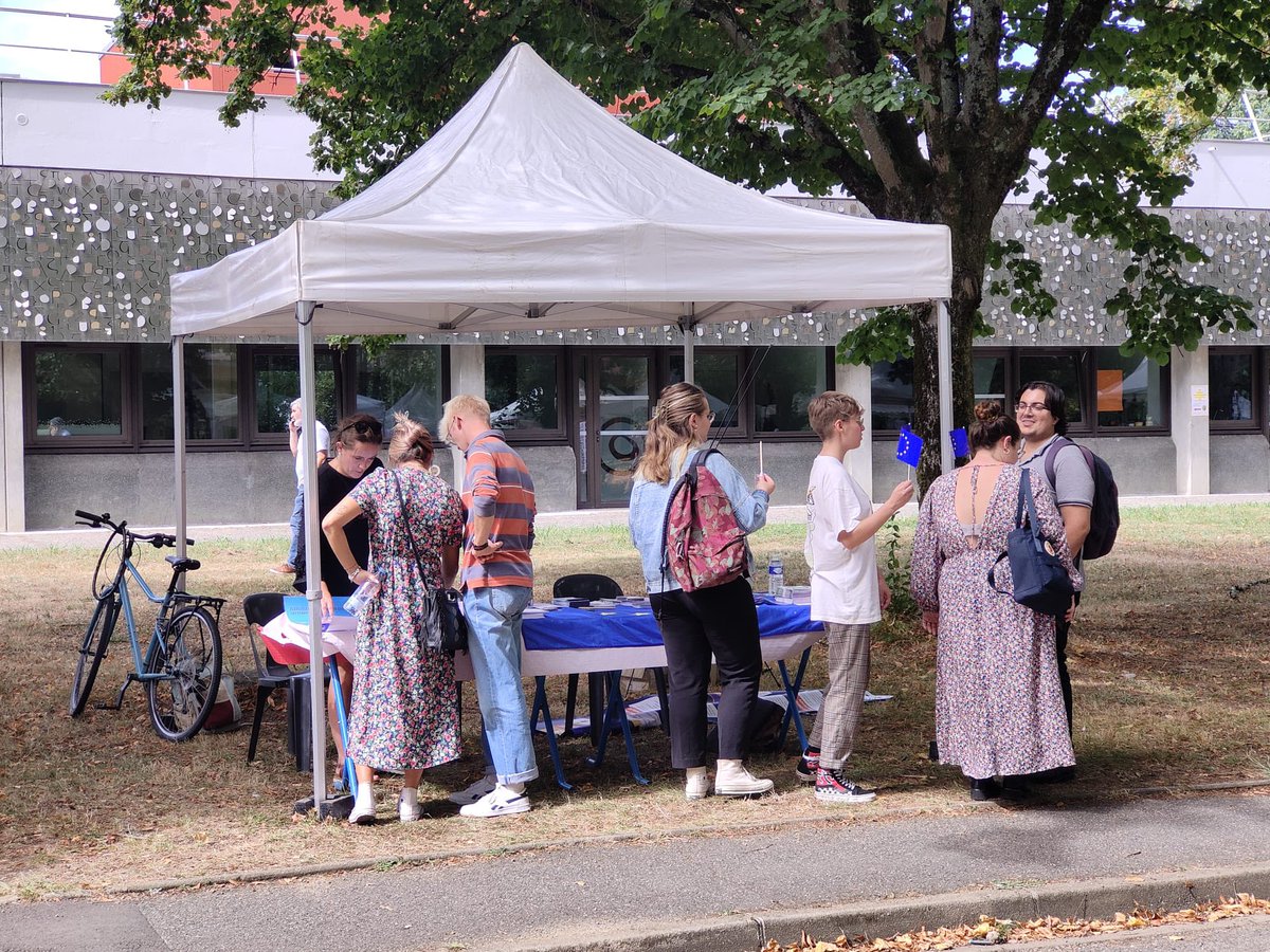 PauEuropeDirect's tweet photo. Étudiants informés - Étudiants engagés 🇪🇺🫂 Retrouvez-nous sur le campus d’@universite_uppa pour connaître nos offres #EUSolidarityCorps #youthexchanges et pour parler de citoyenneté européenne au local 🤩 #langues #migrants #ReadyEU https://t.co/Jq5p96Sz1O