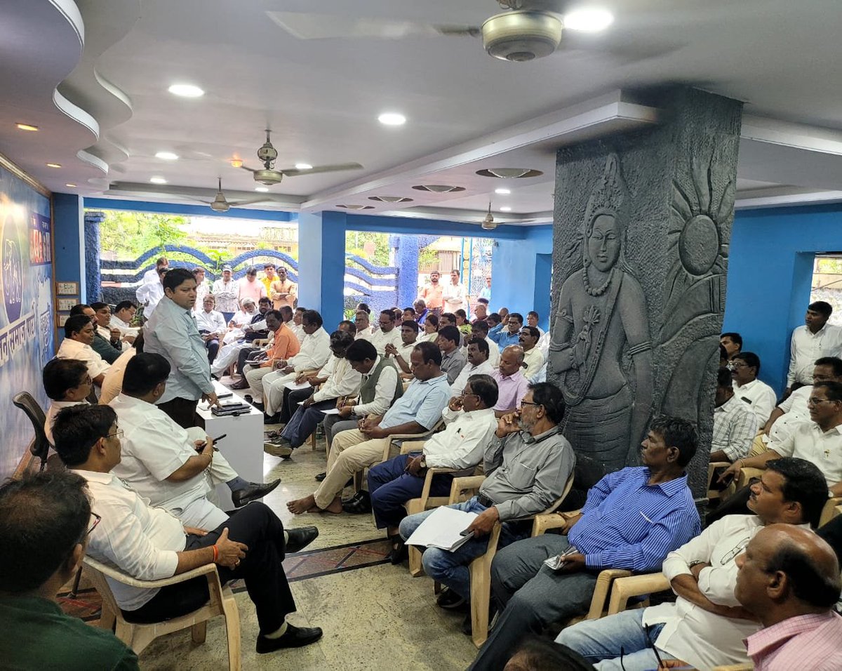 AdvSandeepTajne's tweet photo. क्रांतिकारी जय भीम...

महाराष्ट्र राज्यकार्यकारिणी की बैठक आज,चेंबूर (मुंबई) स्थित @bspindia भवन में संपन्न हुई.राष्ट्रीय महासचिव, राज्य प्रभारी मा.@MP_SiddharthBSP साहब, मा.@Nitin26Bsp साहब, मा.@PramodRaina9 साहब एवं मैने बैठक में उपस्थित पदाधिकारियोंको मार्गदर्शन किया. https://t.co/kUDHIXCdwl