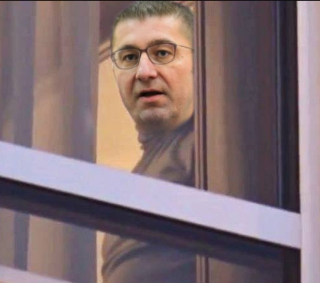 Шпицен не се криј те гледам. Искочи само да ти кажам нешто, ништо не ти правам