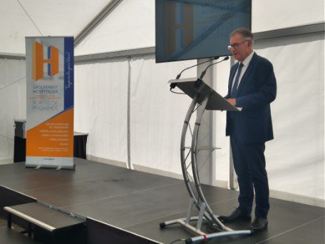 ARS_ARA_SANTE's tweet photo. #Evénement📍26 | Jean-Yves Grall, DG de l’ARS a célébré les 40 ans du CH de Montélimar 
« Aborder cet avenir c’est aussi prendre en compte les diverses évolutions pour mieux répondre aux besoins de la population, raison d’être pérenne et constante d’un hôpital : bien soigner » https://t.co/jj3uKRpOUt