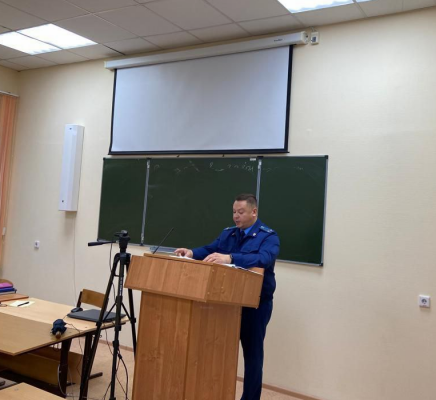 Прокурор Игорь Рябов рассказал студентам УлГУ о необходимой обороне 

73online.ru/r/prokuror_igo…